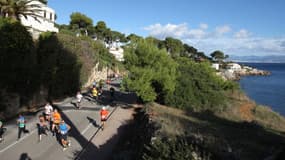 Grande bleue, franc soleil, ciel dégagé, palmiers : un cadre quasi idyllique pour courir un marathon. 