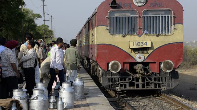 Plusieurs trains indiens ont été équipés de panneaux photovoltaïques permettant d'alimenter les appareils électroniques présents à bord des wagons. (image d'illustration)