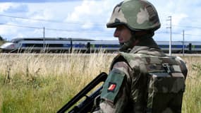 Un militaire de l'opération Sentinelle lors d'une simulation d'attaque terroriste à Auvers-le-Hamon, le 28 juin 2017.