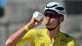 Le maillot jaune Mathieu van der Poel en train de s'hydrater sur le Tour de France, le 11 juillet 2025
