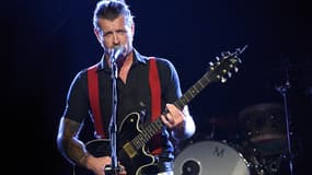 Jesse Hugues, le chanteur d'Eagles Of Death Metal sur scène en octobre 2015