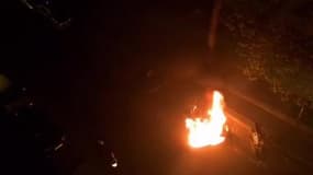 Paris: un scooter incendié à proximité de la place de la République.  - Témoins BFMTV