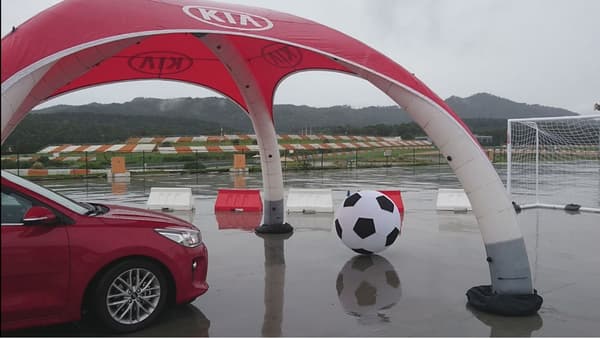 Sur cette Rio, Kia proposera également deux essence atmosphérique, 1.2 et 1.4 litres (84 et 100 chevaux), et un diesel avec le 1.4 litre CRDi de 90 chevaux. Sur cette Rio, Kia proposera également deux essence atmosphérique, 1.2 et 1.4 litres (84 et 100 chevaux), et un diesel avec le 1.4 litre CRDi de 90 chevaux.