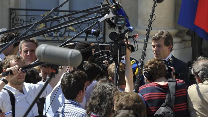 Dans un entretien au Monde, le ministre du Redressement productif, Arnaud Montebourg (ici à la sortie du Conseil des ministres mercredi) déclare que le chiffre de 45.000 emplois menacés annoncé par la CGT recoupe ceux de Bercy. /Photo prise le 30 mai 2012