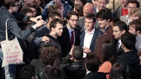 Le Premier ministre Manuel Valls entouré de militants du MJS, après un discours à Nogent-sur-Marne, le 3 mai 2014.