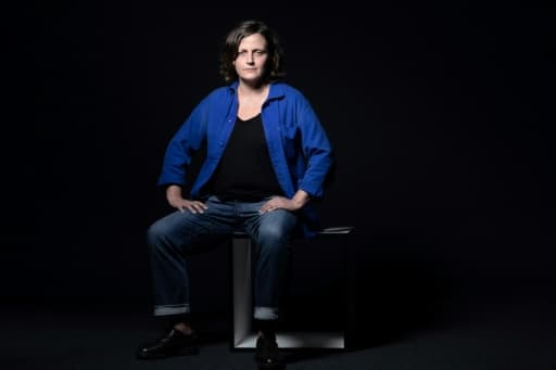 Le livre d'Anne Pauly, ici photographiée le 23 septembre 2019 à Paris, est un hommage aux gens de peu, ces "invisibles" abîmés par la vie Le livre d'Anne Pauly, ici photographiée le 23 septembre 2019 à Paris, est un hommage aux gens de peu, ces "invisibles" abîmés par la vie