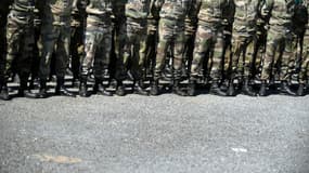 Militaires en rang au camp militaire de Caylus. 