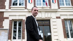 Cyril Nauth, devant la mairie de Mantes-la-Ville.