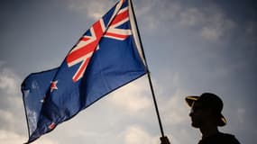 Un homme brandit un drapeau néo-zélandais à Christchurch, le 24 mars 2019.