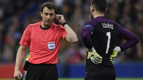 L'arbitre de France-Espagne demande la vidéo 