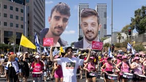 Des manifestants brandissent des photos d'otages lors d'une manifestation appelant à un accord sur les otages, le 17 août 2025 à Tel Aviv, en Israël.