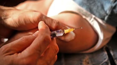 Les anti-vaccins jugent l'aluminium toxique mais cette théorie n'est pas prouvée scientifiquement et la communauté médicale la rejette