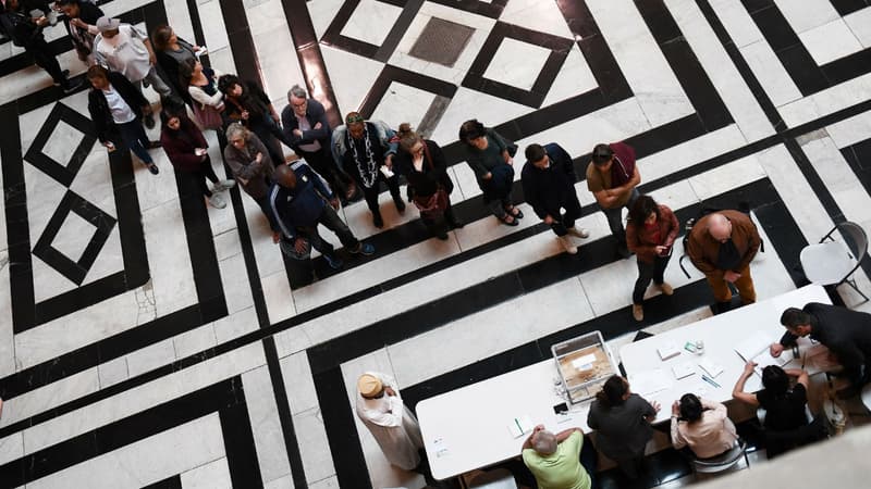 Une file d'attente dans un bureau de vote de Marseille, en mai 2017.