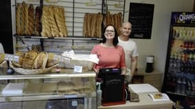 Julie Chiriaeff et son mari Jonathan dans leur petite boulangerie-pâtisserie de la Marne.