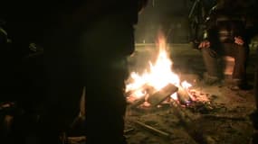 Comment policiers et migrants cohabitent-ils à Calais ?