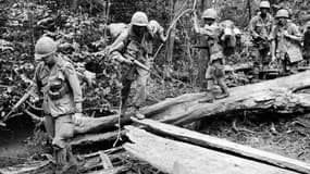 Des soldats américains en patrouille dans le district de Xuan Loc, à proximité de la ville de Bien Hoa, le 22 janvier 1972, durant la guerre du Vietnam