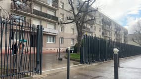 Des barrières, installées pour empêcher les dealers de rester en bas des appartements de la résidence Ambroise Croizat à Vénissieux, ont déjà été dégradées