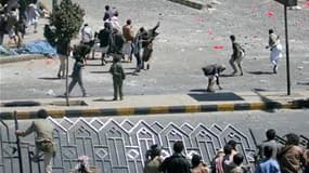 Partisans et adversaires du gouvernement yéménite se sont affrontés à Sanaa, la capitale. Le président Ali Abdallah Saleh a par ailleurs annoncé la mise en place d'une commission d'enquête sur les violences qui se sont produites à Aden, dans le sud du pay
