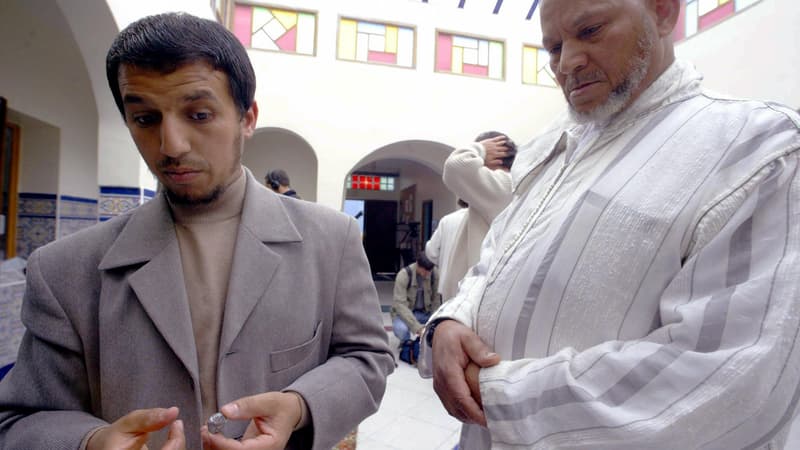 L'imam Hassan Iquioussen en 2004, à gauche. 
