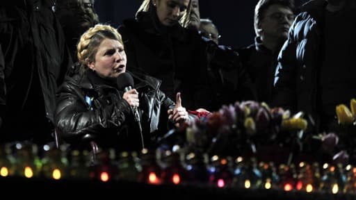 Ioulia Timochenko s'exprimant devant la foule réunnie place Maïdan à Kiev en février.