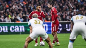 Dominik Szoboszlai discute avec Mohamed Salah avant de tirer et de marquer son coup franc lors du match OM-Liverpool (0-3, Ligue des champions), le 21 janvier 2026
