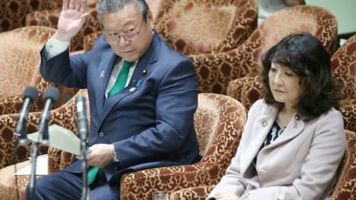 "Si un hacker vise ce ministre Sakurada, il ne pourra lui voler aucune information. Ça pourrait bien être la meilleure des sécurités", a ironisé un internaute à propos de Yoshitaka Sakurada, assis à gauche à côté d'une autre ministre, au...