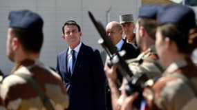 Manuel Valls et Jean-Yves Le Drian visitent les troupes françaises au Tchad, le 22 novembre. 