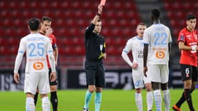 Clément Turpin exclut Pape Gueye lors de Rennes-OM en décembre 2020.