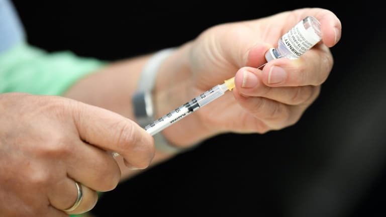 Une seringue de vaccin Pfizer contre le Covid-19 dans un centre de vaccination à Stuttgart, le 9 novembre 2021 en Allemagne