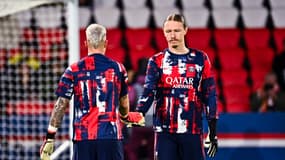 Arnau Tenas et Matvey Safonov pendant un échauffement du PSG