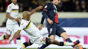 Thiago Motta face au Sochalien Carlao lors du match aller