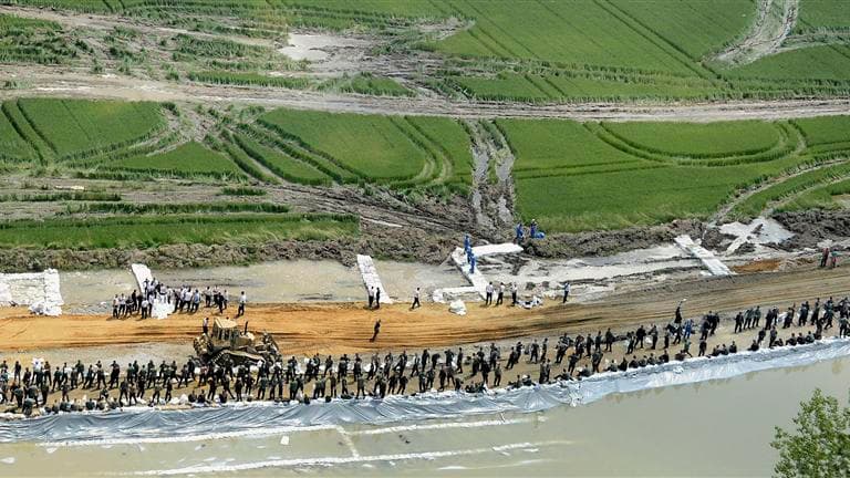 A Gyor, des soldats hongrois empilent des sacs de sables. Le Danube devait atteindre un pic de crue ce dimanche soir à Budapest, où des digues ont été renforcées pour éviter des inondations. Des dizaines de milliers de personnes ont dû être évacuées dans