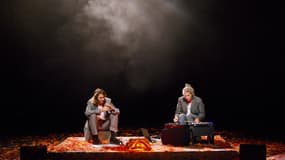 Le spectacle "Voir clair avec Monique Wittig", avec Adèle Haenel et Caro Geryl, au Théâtre des Bouffes du Nord