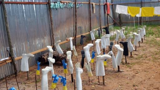 Des gants, bottes et masques servant de protection contre le virus Ebola sont au séchage, le 24 juillet au Liberia.