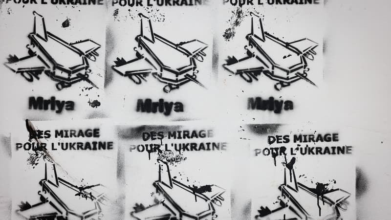Des tags de cercueil représentant un avion avec l'inscription "des mirages pour l'Ukraine" découvert sur le mur d'un immeuble à Paris.