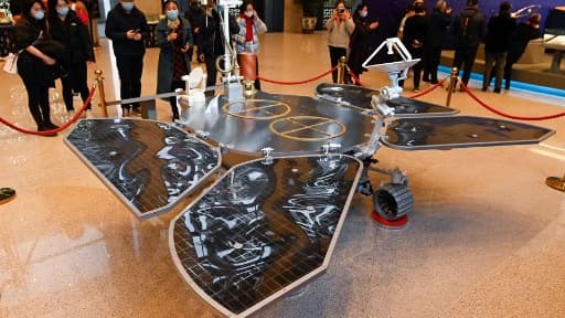 Une copie du rover chinois "Zhurong" qui tentera prochainement son atterrissage sur Mars. 