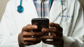 Un médecin avec un smartphone (photo d'illustration)