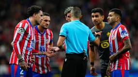 Les joueurs de l'Atlético et l'arbitre Marco Guida lors d'un match contre le Losc, à Madrid le 23 octobre 2024