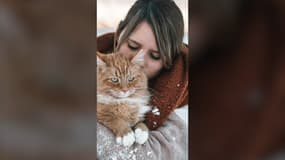 Lia Falinski avec son chat Katze.