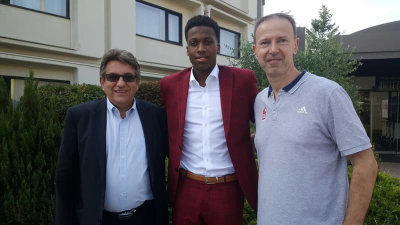 Frank Ntilikina, entouré de Martial Bellon (président de Strasbourg) et Vincent Collet (coach)