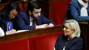 Échange entre les députés RN Jean-Philippe Tanguy et Marine Le Pen à l'Assemblée nationale le 14 novembre 2023