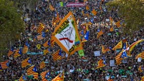 Des manifestants pro-indépendance rassemblés à Barcelone, le 21 octobre 2017. 