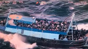 Un bateau de migrants au large de l'Italie pendant une opération de sauvetage des garde-côtes, le 11 mars 2023