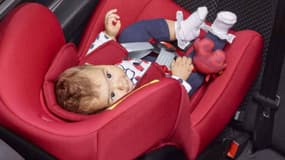 Il vaut mieux installer son siège auto pour bébé dos à la route sur la banquette arrière, pour bien protéger l'enfant en cas d'accident.