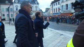 Emmanuel Macron accueilli à Beaune par le ban Bourguignon