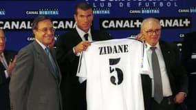  Zinedine Zidane lors de sa signature au Real Madrid en 2001