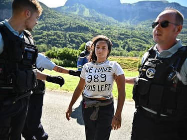 Une militante du collectif "Dernière rénovation" sur la route du Tour