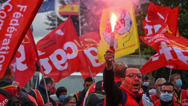 Manifestation le 8 octobre 2020 devant le siège du groupe Mulliez dans le Nord contre "les plans sociaux en cascade"