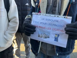 Des professeurs et des lycéens se sont rassemblés lundi devant un lycée d'Amiens où faute de chauffage, la température ne dépasse pas les 8 degrés dans les salles de classe. 