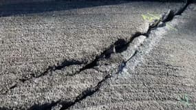 Une fissure de plusieurs mètres de long a forcé la mise en place d'un alternat sur la RD900, mi-décembre 2023. 